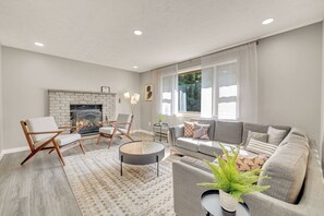 Smart-TV, Kamin, Videospiele, Tischfußball