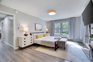 5 Schlafzimmer, Schreibtisch, Bügeleisen/Bügelbrett, Reisekinderbett