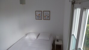 2 室のベッドルーム、デスク、WiFi、ベッドシーツ