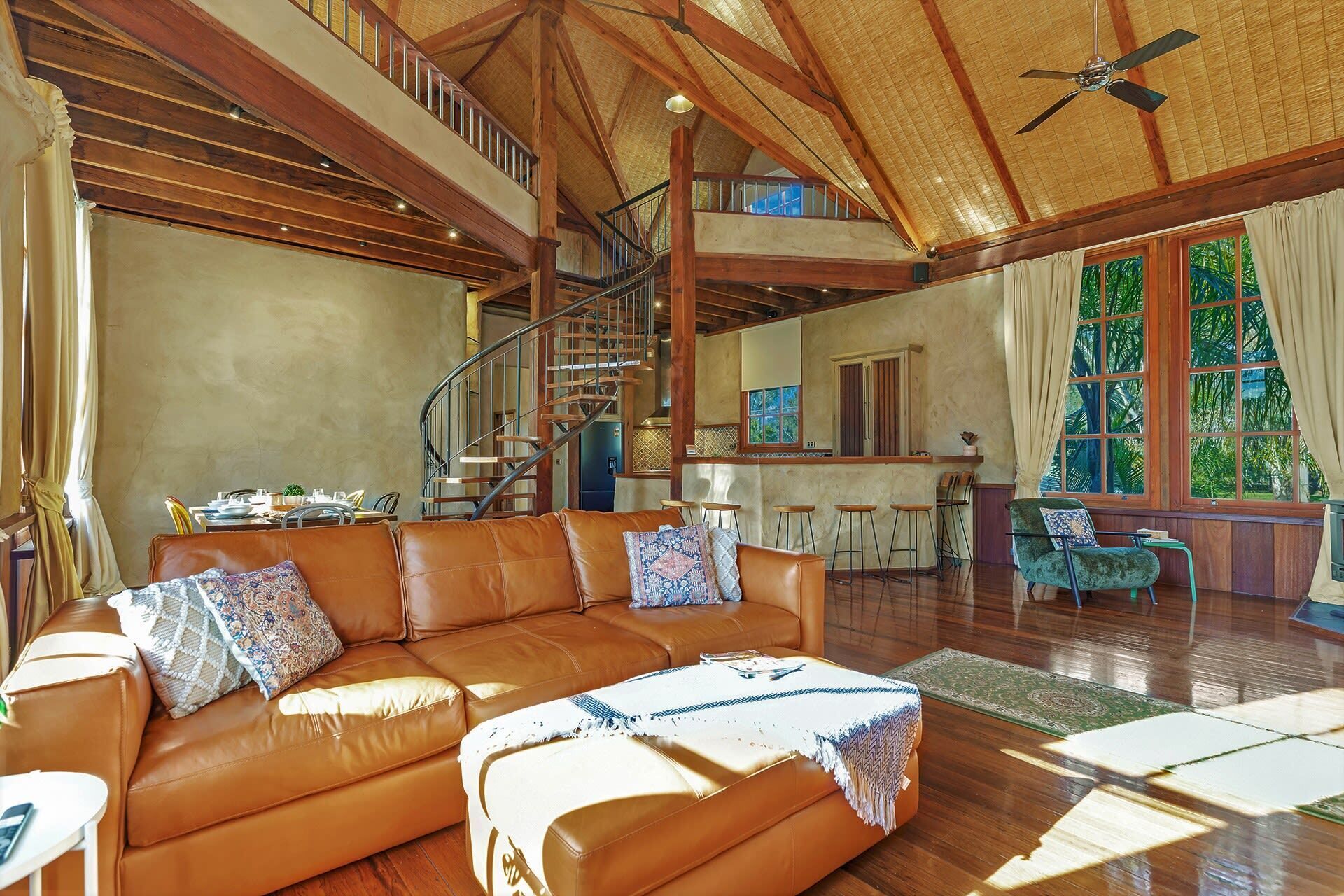 Fernseher, Kamin, Bücher, Arbeitsbereiche