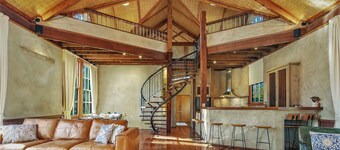 Echuca Riverfront Holiday Home with private pontoon and river access- Banyandah