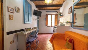 Standard Studio (Central Loft Alghero) | Living area | 21-inch flat-screen TV with cable channels