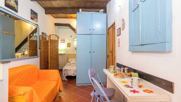 Standard Studio (Central Loft Alghero) | Living area | 21-inch flat-screen TV with cable channels