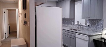 FRESHLY RENOVATED 2 BEDROOM DUPLEX