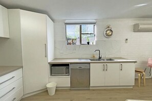 Frigorífico, microondas, horno y placa de cocina