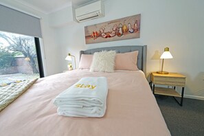 3 dormitorios, tabla de planchar con plancha, cuna de viaje