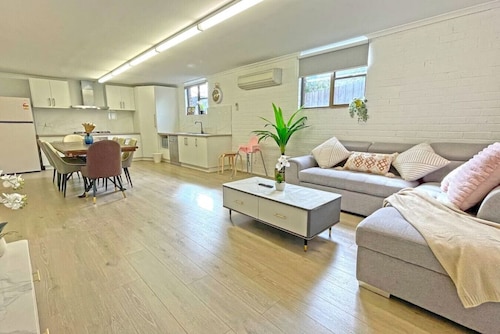 Pet Friendly Ringwood 3BR House FREE Parking Netflix