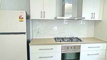 Kjøleskap, mikrobølgeovn, ovn og kokeplater