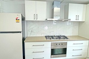 Frigorífico, microondas, horno y placa de cocina