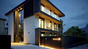 Un bâtiment moderne à deux étages, doté de grandes fenêtres et d’une entrée imposante.