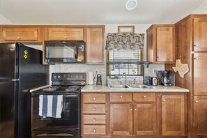 Fridge, microwave, oven, stovetop - Cozy Lakefront Cottage on Richland-Chambers (Kerens)