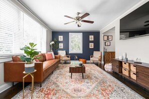 TV - 4 Beds 2 King Pet Friendly Serene Retreat (Decatur)