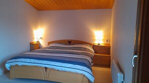 3 habitaciones, tabla de planchar con plancha y cuna de viaje