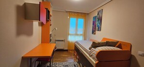 2 sovrum, skrivbord, strykjärn/strykbräda och gratis wi-fi