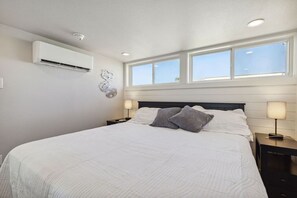 2 bedrooms, desk, iron/ironing board, WiFi