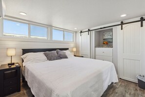 2 bedrooms, desk, iron/ironing board, WiFi