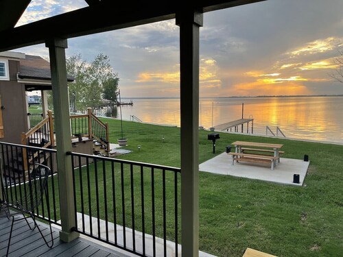 Inviting + Modern Tiny Lakehome