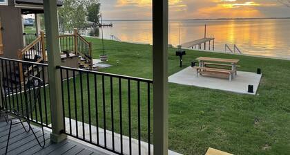 Inviting + Modern Tiny Lakehome