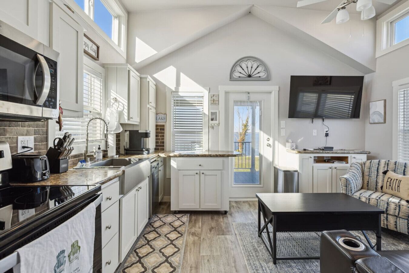 冷蔵庫、電子レンジ、オーブン、コンロ