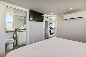 2 bedrooms, desk, iron/ironing board, WiFi
