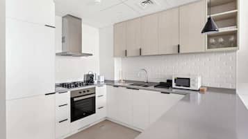 Belgravia Heights 705 | Cocina privada | Frigorífico, microondas, horno y placa de cocina