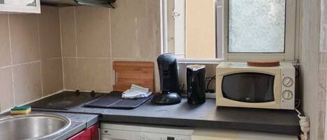 Réfrigérateur, micro-ondes, plaque de cuisson, cafetière/bouilloire