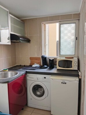 Réfrigérateur, four à micro-ondes, surface de cuisson, cafetiÚre-théiÚre