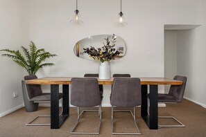 Grand-Apartment | Essbereich im Zimmer