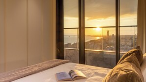 Una camera da letto con un'ampia finestra, un letto e un libro.