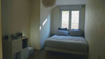 2 多间卧室、旅行婴儿床、免费 WiFi、床单