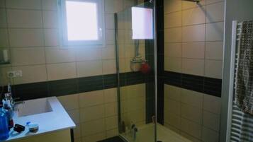 淋浴设施、毛巾、卫生纸