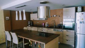 冰箱、微波炉、烤箱、炉灶