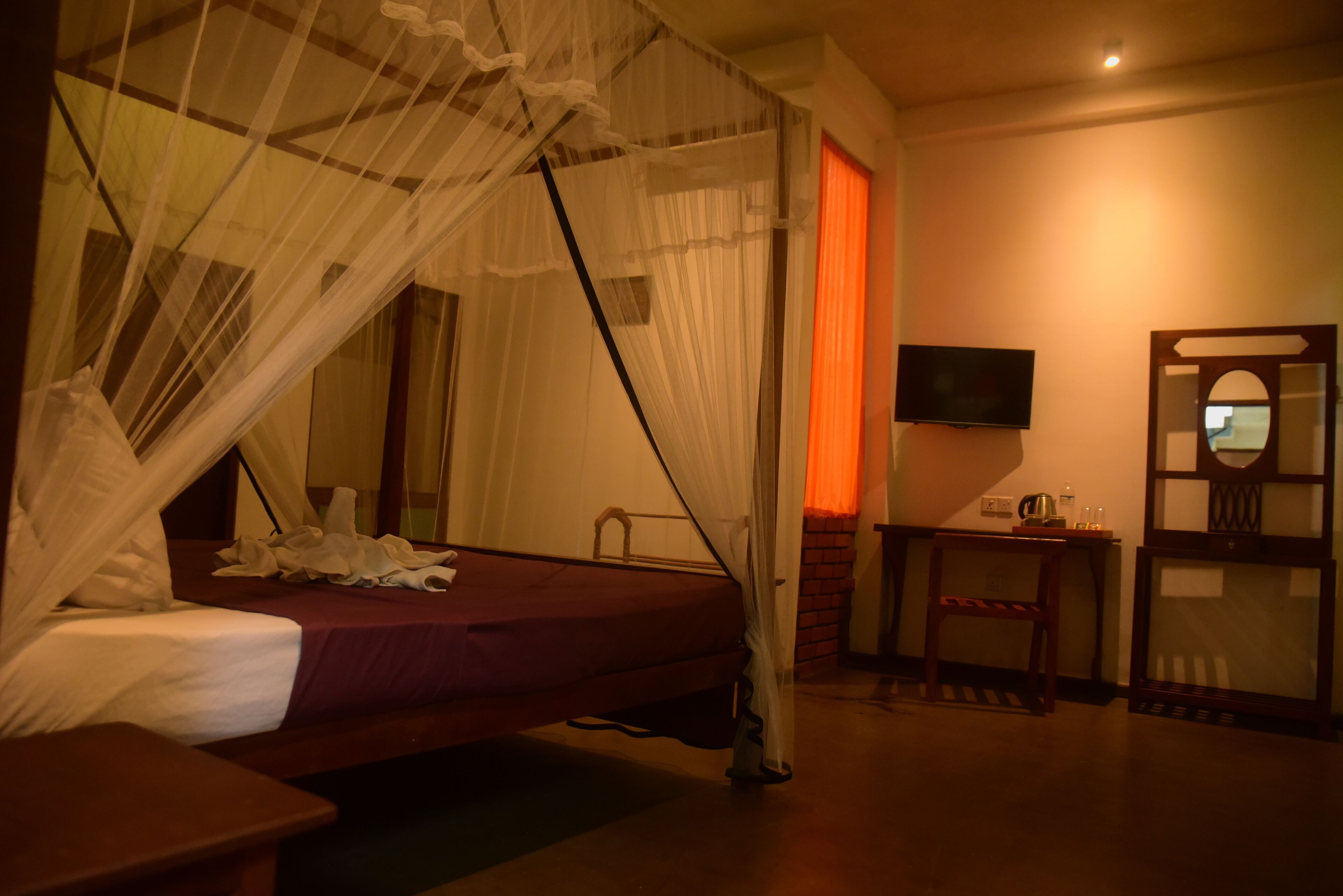 Une chambre avec un lit, une télévision et un bureau.