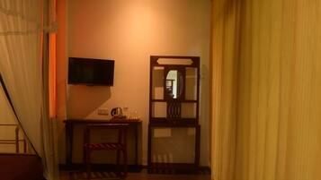 Standard Room, 1 King Bed, Pool View