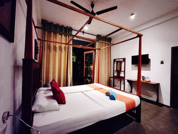 Standard Room, 1 King Bed, Pool View