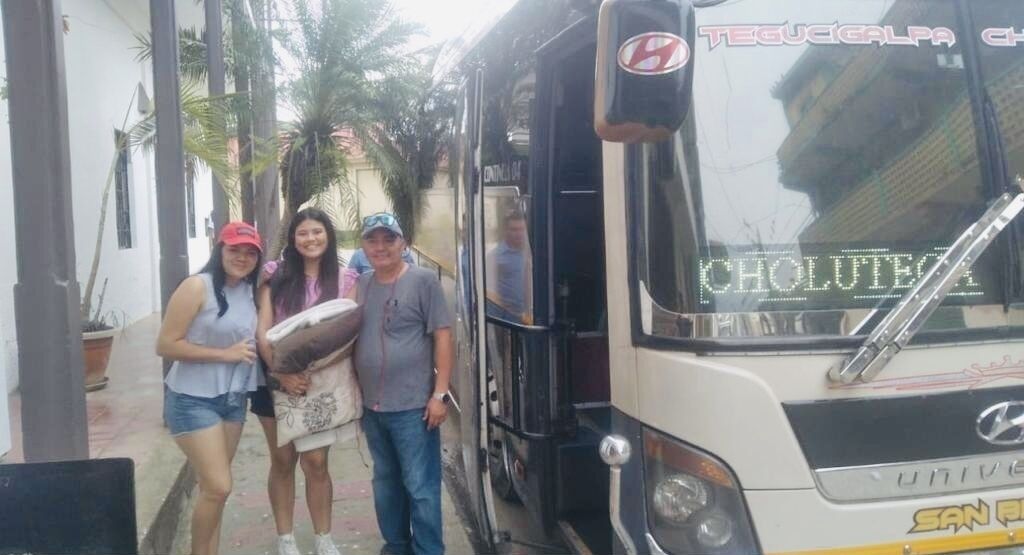 A bus with the text "CHOLUTECIA" and "TEQUEGALPA" on its side.