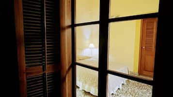 Chambre Confort, 1 grand lit | 1 chambre, coffre-fort, fer et planche à repasser