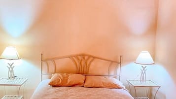 City Room | In-room safe, iron/ironing board, free WiFi