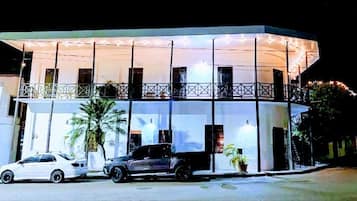 Habitación urbana | Caja de seguridad en la habitación y tabla de planchar con plancha