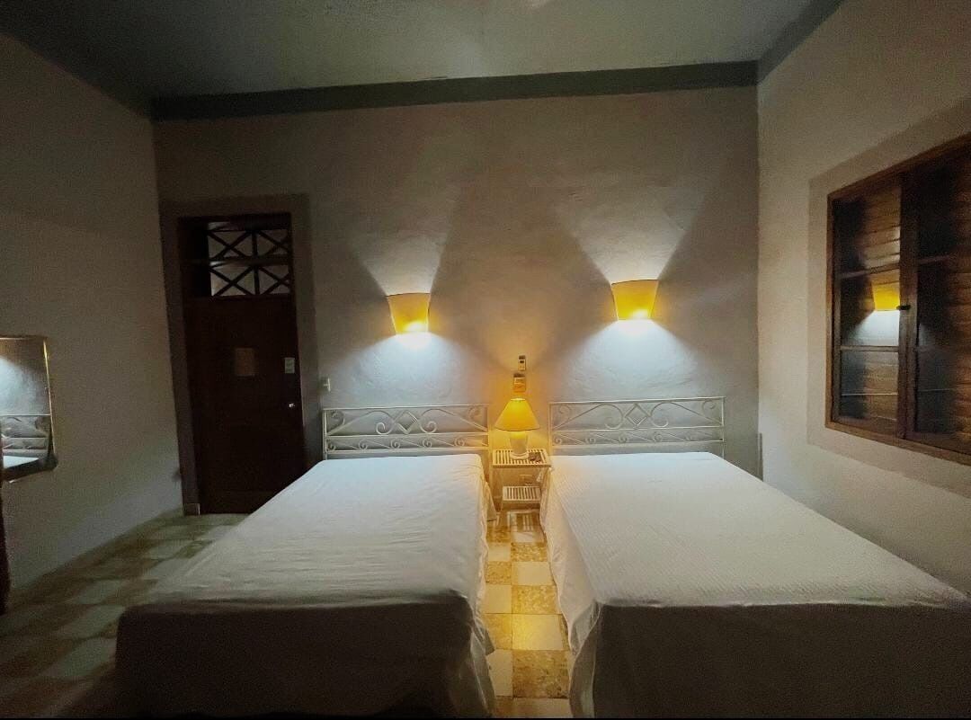 Coffres-forts dans les chambres, fer et planche à repasser