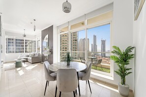 Deluxe Apartment | Living area | 50-inch Smart TV with digital channels - Silkhaus Botanica Tower, Dubai Marina (Dubai)