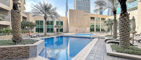 Una piscina al aire libre