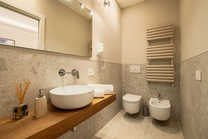 Chambre Exécutive | Salle de bain | Douche, douche à « effet pluie », sèche-cheveux, peignoirs