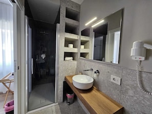 Kamar Double Junior | Seprai premium, selimut bulu angsa, dan minibar gratis