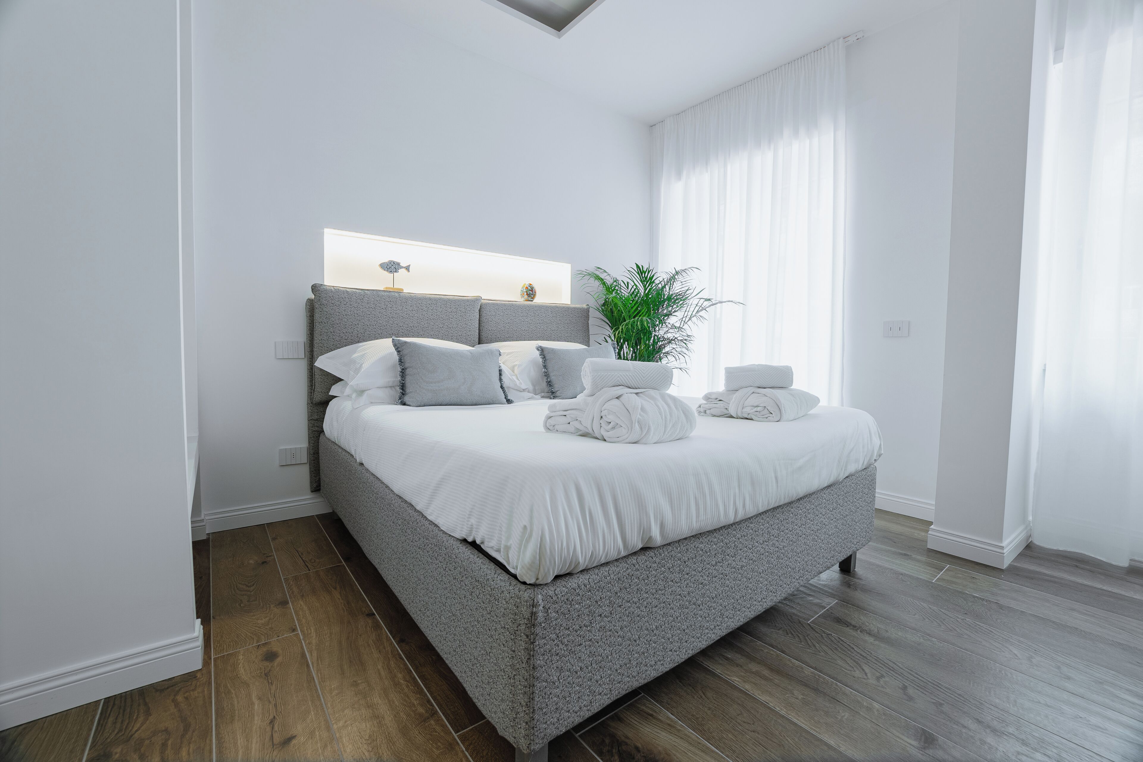 Luxe beddengoed, donsdekens, een gratis minibar, individueel gedecoreerd