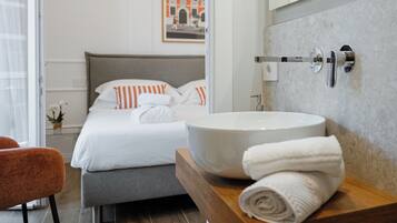 Deluxe tweepersoonskamer | Luxe beddengoed, donsdekens, een gratis minibar, individueel gedecoreerd