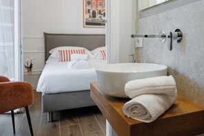 Habitació doble Deluxe | Roba de llit d'alta qualitat, cobrellits i minibar gratuït 