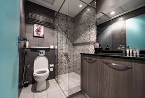 Apartamento família, 2 quartos | Banheiro | Chuveiro, produtos de toalete grátis, secador de cabelo, chinelos