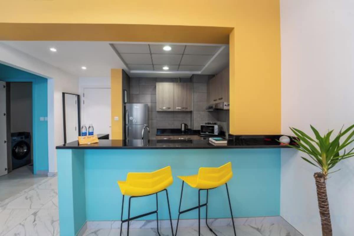 Private kitchen | Full-size fridge, microwave, oven, stovetop