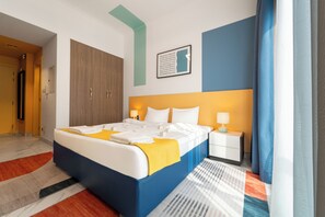 开间, 阳台 | 客房内保险箱、办公桌、笔记本电脑工作区、遮光窗帘